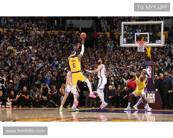 麦康奈尔展现精妙控球技艺中距离后仰跳投稳稳命中全场沸腾