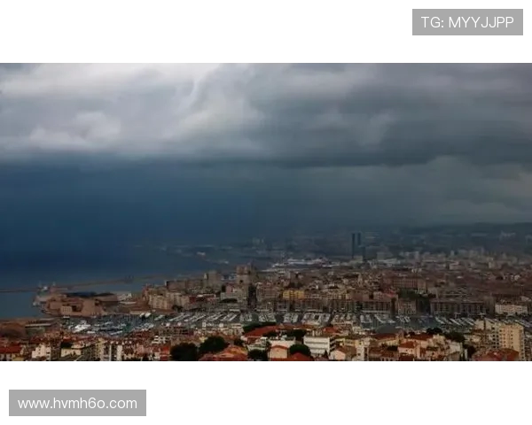 巴黎金球盛宴遭遇大雨袭击赛事失色对手缺席盛典黯然失色